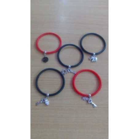 Pulsera Caucho Con Amuletos