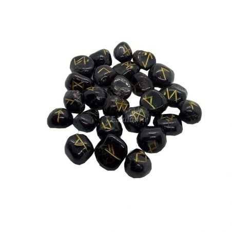 runas de granate con el alfabeto rúnico grabado en cada una de las piedras
