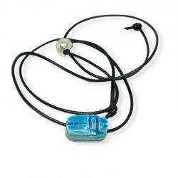 escarabajo egipcio colgante con cordón ajustable.