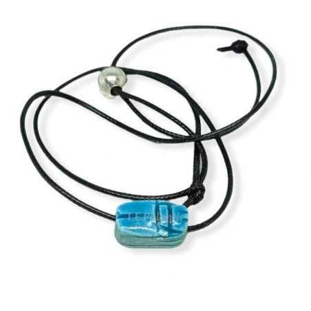escarabajo egipcio colgante con cordón ajustable.