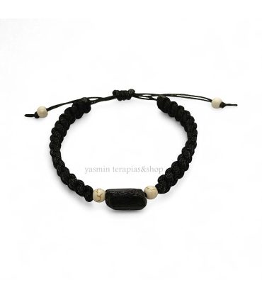 pulsera con turmalina chorlo en el centro, realizada en macramñe negro.