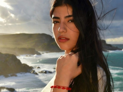 Descubre la Pulsera 7 Nudos Roja: Significado y Estilo